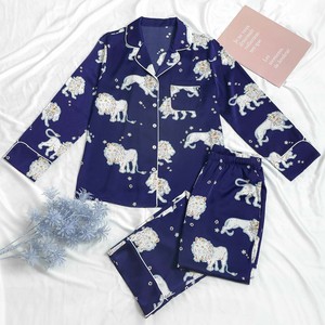 Ensemble de pyjamas en satin pour femmes à la mode en stock pyjamas en soie de glace en satin pour femmes minces à manches longues pyjamas à motif imprimé pour femmes - Product Image 1