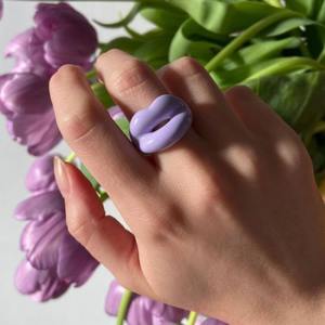 Anelli Divertenti a Forma <span class=keywords><strong>di</strong></span> Labbra in Resina, Stile Ins, Design Colorato Ispirato alle Celebrità, Gioielli Trendy Unisex - Product Image 4