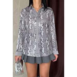 Chemise boutonnée à imprimé serpent gris pour femme, chemisier en popeline décontracté, tenue de tous les jours, design à contraste de couleurs - Product Image 1