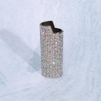 Le nouveau briquet J6 présente un boîtier métallique serti de diamants et une conception luxueuse résistante aux chocs.