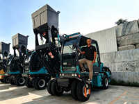 Camion malaxeur à béton autochargeur 4x4 de 4 mètres cubes 270 °   Déblaiement par rotation pour la construction de routes rurales
