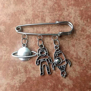 Escape From The Earth, mignon ovni, astronaute spatial, fusée, planète, astronaute, univers, étoiles, broche en métal pour Astrophile - Product Image 6