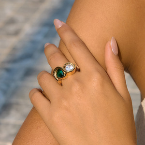 Anillo de Acero Inoxidable Chapado en Oro de 18K para Mujer, con <span class=keywords><strong>Dos</strong></span> Piedras de Circonia Cúbica Verde en Forma de Lágrima, Joyería Moderna y Elegante para Regalo - Product Image 3