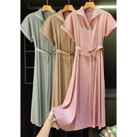 Robe décontractée et élégante à col cranté, plissée, en polyester uni ; Chic, mi-longue, taille haute, coupe ample