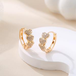 Boucles d'oreilles créoles haut de gamme simples de luxe vintage pour femmes Design unique de motif de coeur avec crochet d'oreille en micro zircon complet - Product Image 2