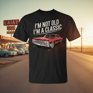 Je ne suis pas vieux, je suis un classique : T-shirt rouge avec une voiture Impala 1967 - Product Image 3
