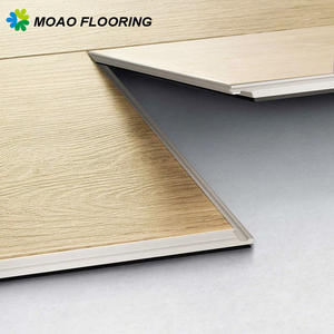 Revêtement de sol intérieur en <span class=keywords><strong>vinyle</strong></span> gris clair en vente Revêtement de sol en <span class=keywords><strong>vinyle</strong></span> de luxe imbriqué planches en <span class=keywords><strong>vinyle</strong></span> design pvc spc Carreaux de sol en <span class=keywords><strong>vinyle</strong></span> - Product Image 2