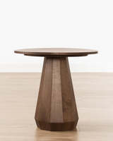 Table d'appoint contemporaine de luxe minimaliste en bois brun foncé avec plateau à panneaux facettés et base conique pour salon