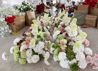 Susunan Bunga Hydrangea Cantik di Atas Lengkungan, Bunga Hydrangea Sutra Warna Pink Lembut dan Putih, Bola Bunga sebagai Centerpiece, Latar Belakang Pernikahan, Dekorasi Bunga