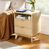 Table de chevet moderne à cannelures avec station de charge, table de chevet à 2 tiroirs avec étagère ouverte, table d'appoint en bois de style mi-siècle pour chambre à coucher