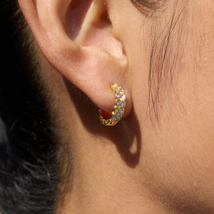 Pendientes de Aro Dorados con Corazón de Diamantes de Imitación en Acero Inoxidable, Joyería para Uso Diario de Mujer - Product Image 3