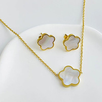 Ouj Ensemble de Bijoux de Luxe pour Femme, Collier Plaqué Or de Dubaï en Acier Inoxydable 316L avec Nacre Blanche à Motif Floral