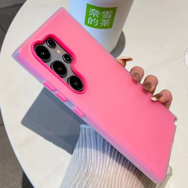 สีชมพูร้อน