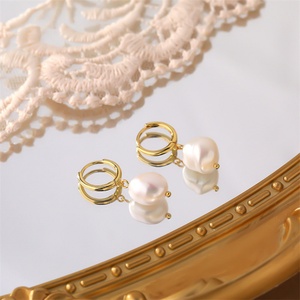 Pendientes de Aro Chapados en Oro de 18k Vintage con Perlas de Agua Dulce para Mujer - Product Image 4