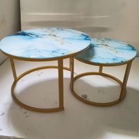 Ensemble de trois tables basses avec motif marbré, design nordique, structure en métal, grandes et petites tables à thé, espace de rangement, démontables