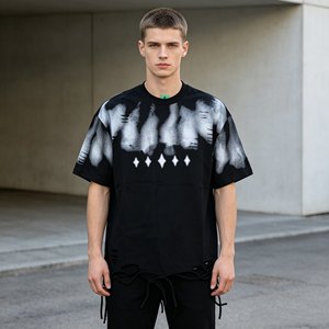 Camiseta Oversize Negra para Hombre, Manga Corta, Cuello Redondo, Estampado con Efecto Goteo, Estilo Urbano, con Dobladillo Desgastado - Product Image 4
