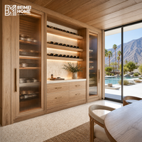 Meuble à vin en bois de hickory bio moderne sur mesure avec rangement intégré pour salle à manger de villa moderneiste du désert