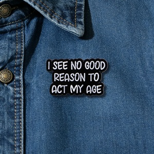 Spilla smaltata personalizzata con citazione sarcastica 'Non vedo alcuna ragione per comportarmi come il mio età' all'ingrosso - Product Image 2