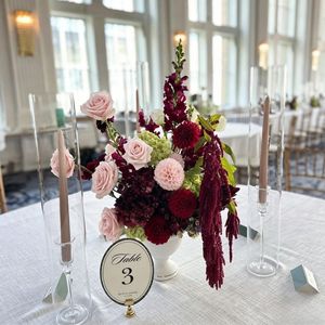 Nuova Composizione Floreale Artificiale Bordeaux e Verde, Centrotavola Decorativo per Matrimoni ed Eventi Autunnali - Product Image 2