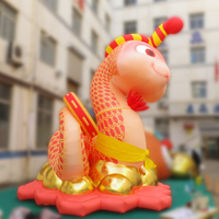 Mascotte gonflable géante en forme de serpent du zodiaque avec lingot d'or pour le Nouvel An chinois, idéale pour la décoration de centres commerciaux et les événements festifs