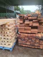 Planches de camphrier en bois de pin massif naturel pour une utilisation en hôtel