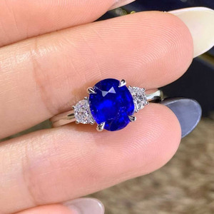 Bague en or massif 18 carats avec saphir naturel du Sri Lanka de 2,55 carats, taille ovale, sertie de 2 diamants latéraux, bijoux en pierres précieuses fines - Product Image 3