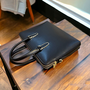 Porte-documents pour homme en cuir véritable de qualité supérieure – Doté d'une élégante et raffinée boucle dorée en cuir de vachette avec fermeture éclair - Product Image 1