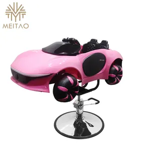 Una sedia da salone per bambini rosa disegnata come un'auto futuristica con un design elegante, dettagli neri e una base cromata.