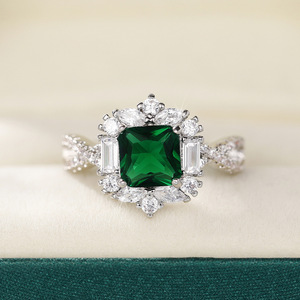 Anello di fidanzamento con taglio Princess verde smeraldo per donna, elegante gioiello da matrimonio - Product Image 6