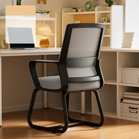Chaise en maille moderne et confortable avec dossier et structure métallique, idéale pour le bureau, le télétravail et l'apprentissage