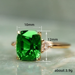 Anello Smeraldo Q159 in Oro Massiccio 18K con Montatura a Griffe, Anello da Donna per Fidanzamento con Gemma e Accento di Diamante Taglio Triangolare - Product Image 4