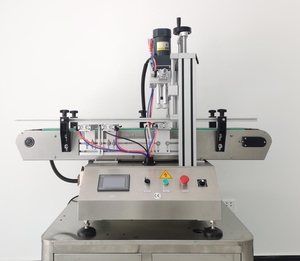 Máquina taponadora prensadora de llenado de botellas de plástico y vidrio líquido de escritorio completamente automática para aceite de bebidas - Product Image 4
