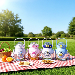 बच्चों के लिए स्ट्रॉ कार्टून प्लास्टिक ड्रिंकवेयर एक्सेसरी के साथ 900 मिलीलीटर स्पेस कैप्सूल डिज़ाइन बड़ी क्षमता वाली बेबी बेली पानी की बोतल - Product Image 1