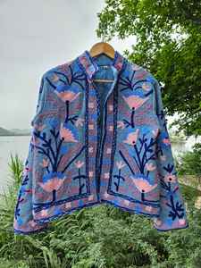 Abrigo de algodón acolchado hecho a mano de color azul para mujer, tipo invierno, chaqueta india TNT Suzani, abrigo bohemio para mujer, regalo para ella. - Product Image 2