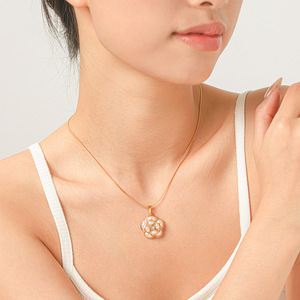 สร้อยคอจี้รูปดอกไม้มุกชุบทอง 18K ขายส่ง สร้อยคอเหล็กกล้าไร้สนิมสำหรับผู้หญิง สวมใส่ได้ทุกวัน ป้องกันการแพ้ - Product Image 1