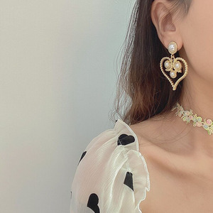 Orecchini a perno romantici esagerati barocchi retrò a forma di cuore intagliato con perle imitate e placcatura in oro in lega di zinco, idea regalo - Product Image 3