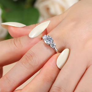 Anillo de compromiso de plata de ley S925 con moissanita de 2 quilates, color D, VVS1, certificado por GRA, para mujer, venta al por mayor de fábrica - Product Image 2