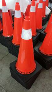 PVC noir haute visibilité avec base en caoutchouc, 36 pouces, de fabrication industrielle |   Cône de signalisation routière - Product Image 2