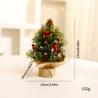 Nouvelle mini-ornement de Noël pour table avec pommes de pin, baies rouges, verdure artificielle et base en toile de jute – Vente en gros