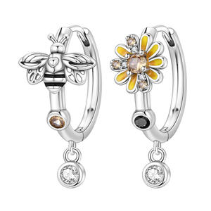 Pendientes de Aro con Diseño de Abeja y Flor Margarita, Serie Insectos de Inspiración Natural, en Latón Blanco con Circonia Redonda - Exclusivos para Mujeres - Product Image 1