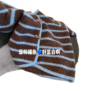 Suéter Feminino de Tricô Retrô Novo Estilo Coreano de Alta Qualidade com Listras Contrastantes Azul e Marrom, Botões nos Cantos e Toque Macio para Outono e Inverno - Product Image 5