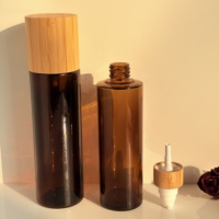 Bouteille en verre ambré personnalisée avec logo, couvercle en bambou, verre givré avec tête de pompe, couvercle en bambou pour cosmétiques, flacon pompe pour lotion
