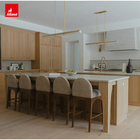 Ensemble complet de rénovation de la maison Alland, îlot naturel étroit et fin, armoire de cuisine en chêne blanc style shaker avec plan de travail en quartz