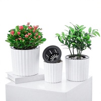 Pot Bunga Plastik Bergaris Vertikal Putih Gaya Nordik Minimalis, Bernapas, Dapat Menyiram Sendiri, Desain Tahan Korosi untuk