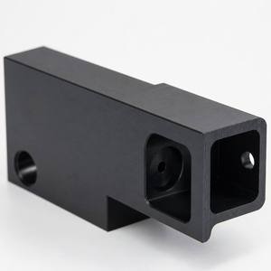 Bloc d'espacement en aluminium usiné CNC, découpe rectangulaire, encoche circulaire, anodisé noir, pour montage d'équipement - Product Image 1