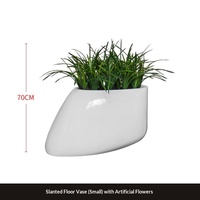 Grand vase sur pied en fibre de verre, design moderne et épuré, forme oblique, pour bureaux de vente immobilière et maisons-témoin