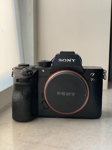 Bon prix pour un appareil photo numérique Sony Alpha <span class=keywords><strong>7R</strong></span> <span class=keywords><strong>III</strong></span> (ILCE-7RM3) d'occasion - Product Image 1
