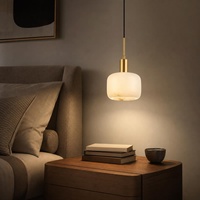 Lampe suspendue en albâtre sur mesure OEM, design personnalisé, métal doré, vente en gros pour projets hôteliers, salle à manger, chevet