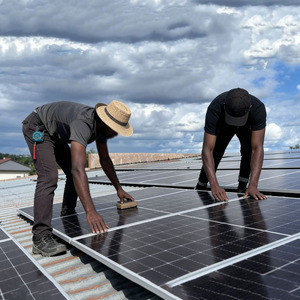 Panneaux solaires personnalisés entièrement noirs 36V 450W pleine puissance pour camping extérieur et systèmes solaires hors réseau - Product Image 1