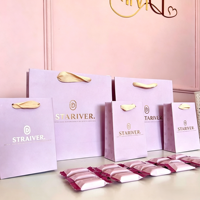 Sac shopping en papier violet pastel personnalisé avec poignée en ruban gros-grain blanc et logo noir imprimé pour l'emballage de boutiques de mode